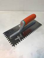 Кельма из нержавеющей стали с прорезиненной ручкой трапецевидная с зубчатой кромкой по левой стороне   280x120мм 