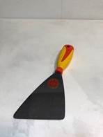 Шпатель из нержавеющей стали с загругленными углами и прорезиненной ручкой со скошенным основанием, 100мм